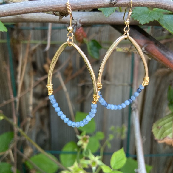 Boho Gold and blue stone beaded earrings NEW - Picture 2 of 3